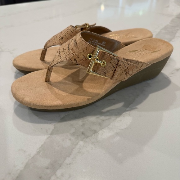 Aerosoles NWOT Heel Rest Work Flow Wedge Slip On Sandal Women’s 9 Beige Buckle - Picture 1 of 10